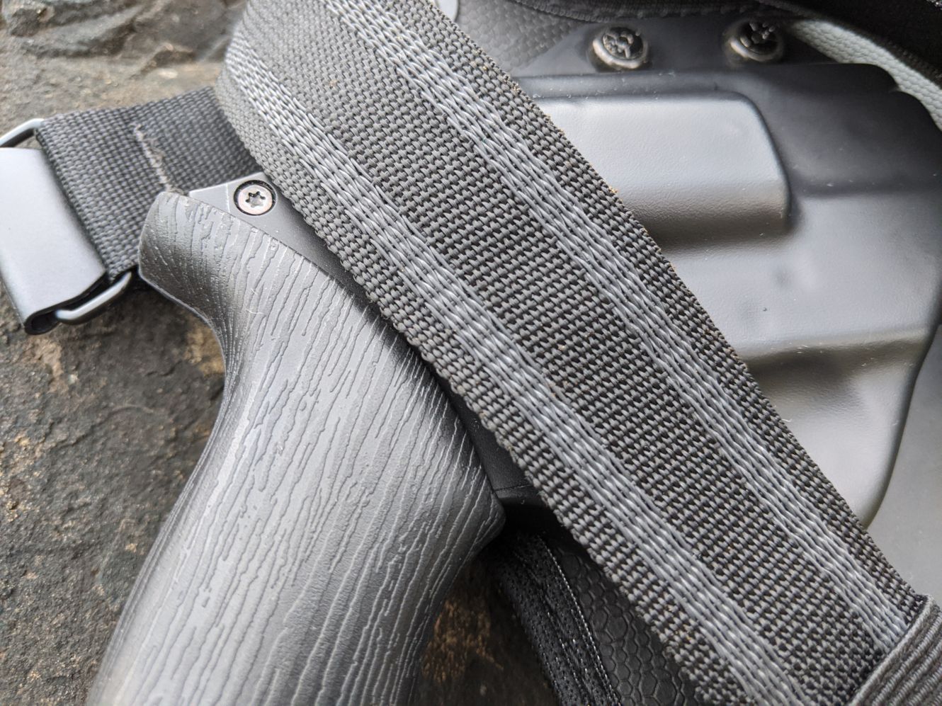 rubberized back straps of the Alien Gear Cloak Chest Holster for the Chiappa Rhino 200DS